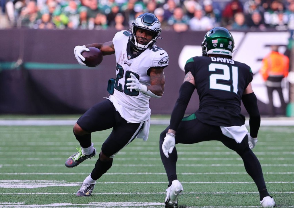 Wahren die Eagles (im Bild: Miles Sanders) gegen das ersatzgeschwächte Washington Football Team die Playoff-Chancen?