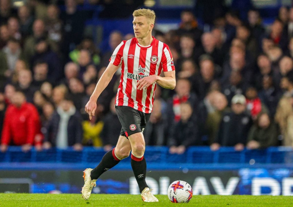 Wird Brentford (im Bild: Ben Mee) der Favoritenrolle im Heimspiel gegen Nottingham gerecht?