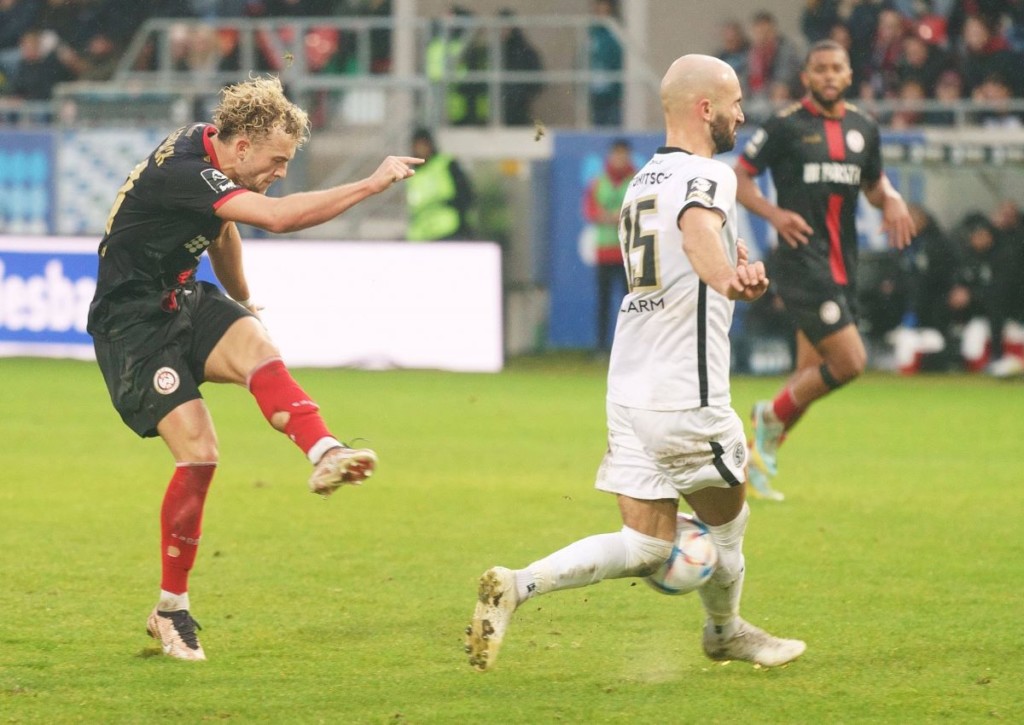 Macht die SV Elversberg im Heimspiel gegen Wiesbaden den vorzeitigen Aufstieg perfekt?