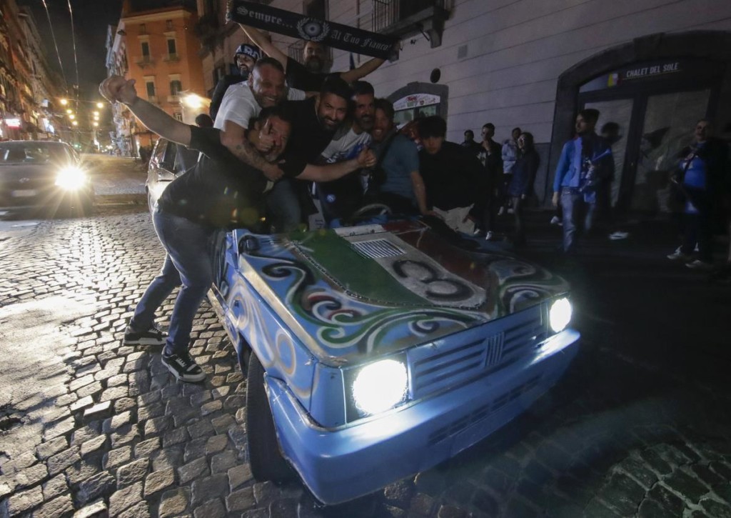 Setzen die Napoli-Tifosi ihre Party beim Spiel Neapel gegen die Fiorentina unbeirrt fort?