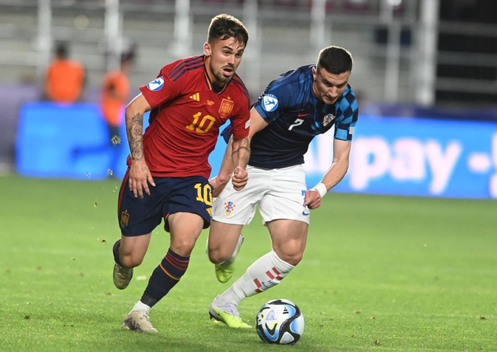 Gewinnt Spanien (im Bild: Rodri) auch das dritte Gruppenspiel gegen die Ukraine?