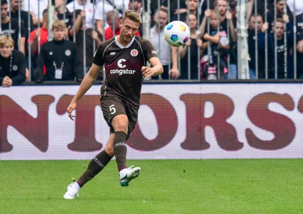 Wie hoch gewinnt St. Pauli (im Bild: Hauke Wahl) das Auswärtsspiel in Delmenhorst?