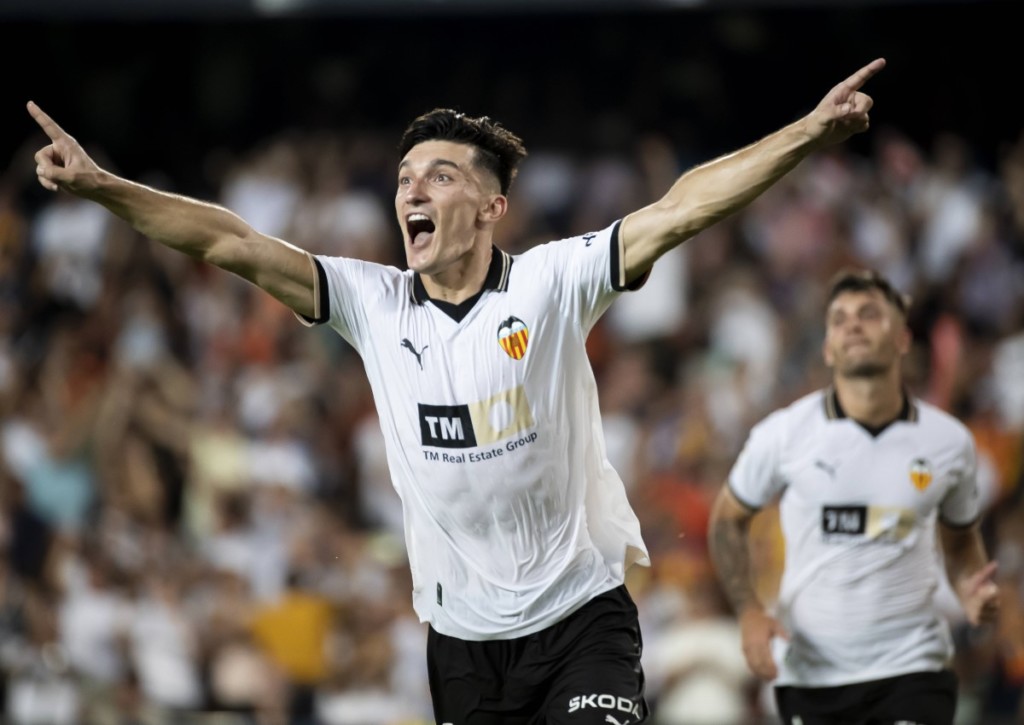 Bleibt Valencia (im Bild: Jose Luis Vaya) auch gegen Osasuna auf der Überholspur?