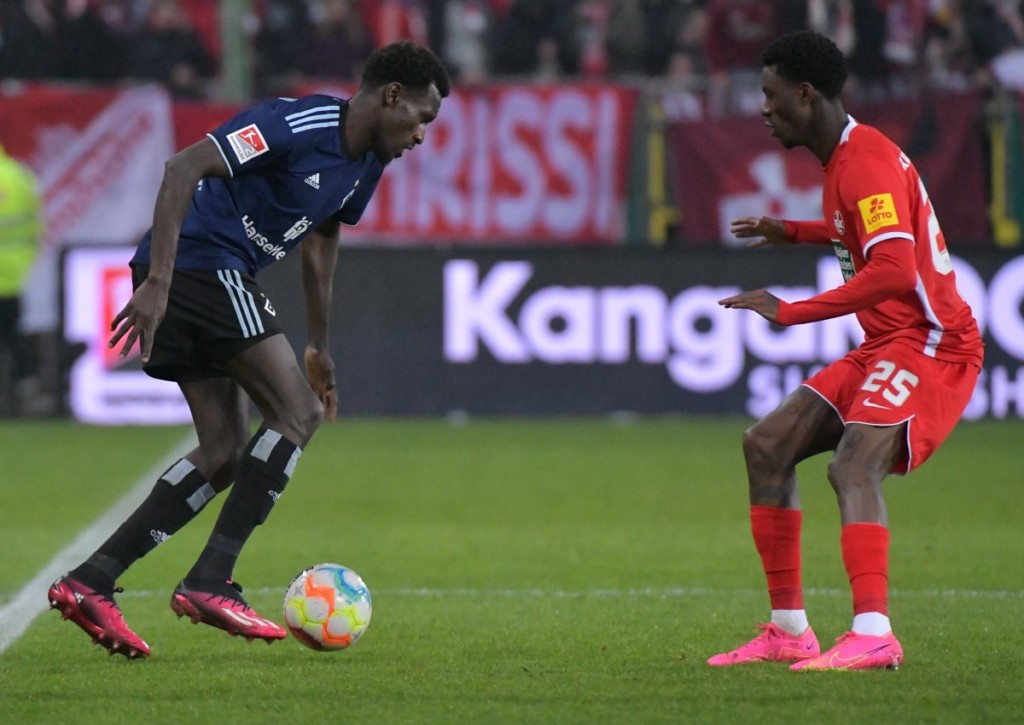 Wer gewinnt das stimmungsvolle Topspiel am Betzenberg zwischen Kaiserslautern und dem HSV?