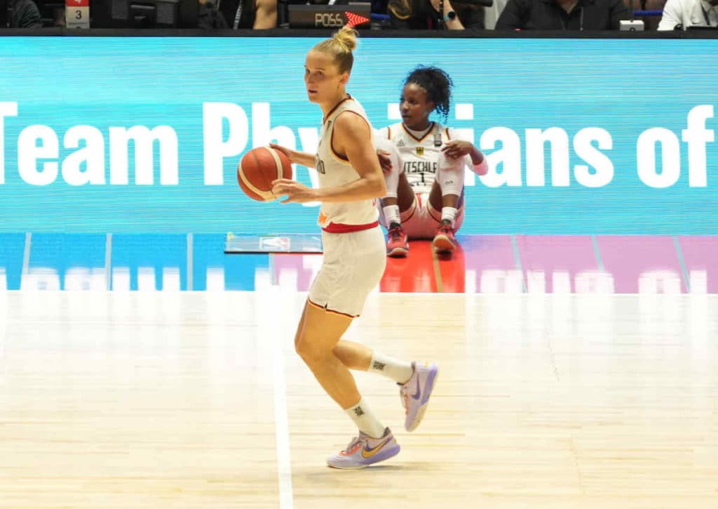 Schaffen die deutschen Basketballdamen (im Bild: Leonie Fiebich) gegen Europameister Belgien eine Sensation?