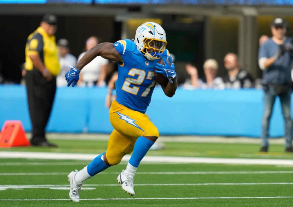 Holen die Chargers (im Bild: JK Dobbins) im dritten Spiel gegen die Steelers ihren dritten Sieg?