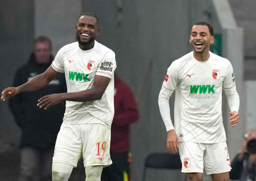 Haben Claude-Maurice und Essende vom FC Augsburg auch im Pokal gegen Schalke 04 Grund zum Lachen?